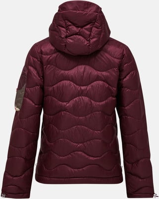 Rückansicht einer dunkel weinroten Daunenjacke mit Kapuze und Wellensteppung. Rückansicht einer dunkel weinroten Daunenjacke mit Kapuze und Wellensteppung.