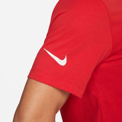 Rotes T-Shirt mit weißem Nike-Logo auf dem Ärmel. Rotes T-Shirt mit weißem Nike-Logo auf dem Ärmel.