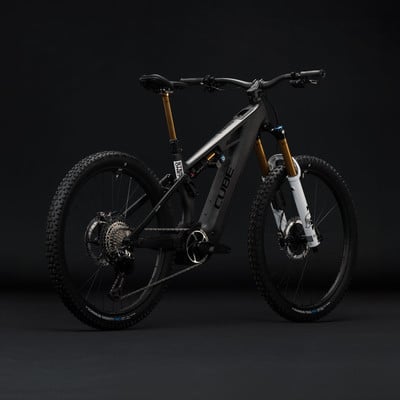 Schwarzes E-Mountainbike mit Federung und goldenen Akzenten auf schwarzem Hintergrund. Schwarzes E-Mountainbike mit Federung und goldenen Akzenten auf schwarzem Hintergrund.
