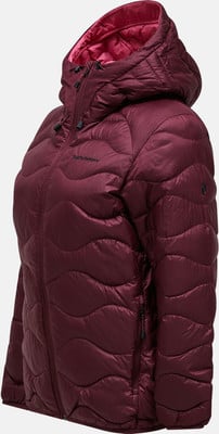 Burgunderrote Daunenjacke mit Kapuze und Wellensteppung. Burgunderrote Daunenjacke mit Kapuze und Wellensteppung.
