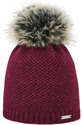 Eine bordeauxrote Strickmütze mit Bommel aus Kunstfell und einem Metallanhänger. Eine bordeauxrote Strickmütze mit Bommel aus Kunstfell und einem Metallanhänger.