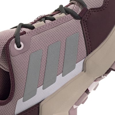 Detail boty Adidas s logem tří pruhů a tkaničkami.