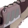 Detail boty Adidas s logem tří pruhů a tkaničkami.