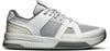 Grauer Tennisschuh mit weißen Akzenten und ON-Logo.