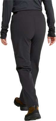 Eine Frau in schwarzen Hosen und braunen Stiefeln geht nach vorne. Eine Frau in schwarzen Hosen und braunen Stiefeln geht nach vorne.