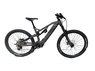 Graues Fullsuspension-Elektrofahrrad mit schwarzen Rädern und Federung. Graues Fullsuspension-Elektrofahrrad mit schwarzen Rädern und Federung.