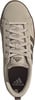 Beige Adidas Sneaker mit dunkelbraunen Streifen und Logo.