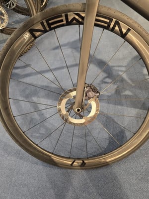Detail eines Fahrradlaufrads mit Scheibenbremse und NEWMEN-Logo. Detail eines Fahrradlaufrads mit Scheibenbremse und NEWMEN-Logo.