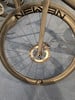 Detail eines Fahrradlaufrads mit Scheibenbremse und NEWMEN-Logo.