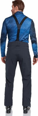 Mann in Skihose mit Hosenträgern und blauer Jacke. Mann in Skihose mit Hosenträgern und blauer Jacke.