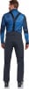 Mann in Skihose mit Hosenträgern und blauer Jacke.
