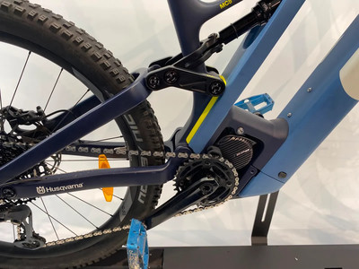 Detail eines E-Bikes mit Dämpfer, Kette und Motor. Detail eines E-Bikes mit Dämpfer, Kette und Motor.