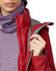 Detail einer Damen-Rotjacke mit lila Schal und Reißverschluss.