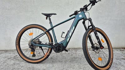 Grünes KTM E-Bike mit Federung und Geländereifen. Grünes KTM E-Bike mit Federung und Geländereifen.