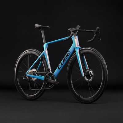 Ein CUBE Rennrad mit blau-violettem Rahmen und schwarzen Rädern. Ein CUBE Rennrad mit blau-violettem Rahmen und schwarzen Rädern.