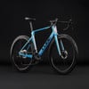 Ein CUBE Rennrad mit blau-violettem Rahmen und schwarzen Rädern.
