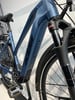 Ein blaues KTM E-Bike mit Federgabel und Schutzblechen.