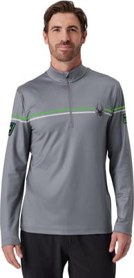 Ein Mann in einem grauen Langarm-Pullover mit Spinnenlogo auf der Brust. Ein Mann in einem grauen Langarm-Pullover mit Spinnenlogo auf der Brust.