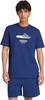 Ein Mann in einem blauen T-Shirt mit einem Flip-Flop-Motiv und Adidas-Logo.