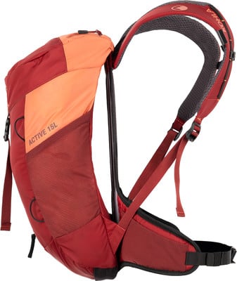 Rucksack in Rot mit orangen Akzenten und dem Aufdruck ACTIVE 15L. Rucksack in Rot mit orangen Akzenten und dem Aufdruck ACTIVE 15L.
