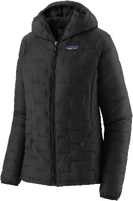 Schwarze Steppjacke mit Kapuze und Patagonia-Logo auf der Brust. Schwarze Steppjacke mit Kapuze und Patagonia-Logo auf der Brust.