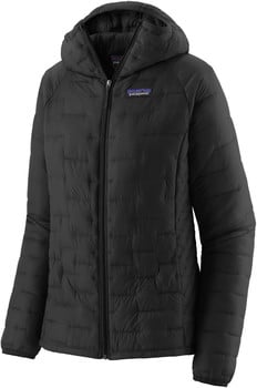Schwarze Steppjacke mit Kapuze und Patagonia-Logo auf der Brust.
