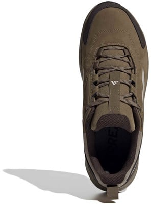 Hnědá treková obuv Adidas s tkaničkami a logem. Hnědá treková obuv Adidas s tkaničkami a logem.
