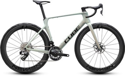 Ein CUBE Rennrad mit Carbonfelgen und Scheibenbremsen. Ein CUBE Rennrad mit Carbonfelgen und Scheibenbremsen.