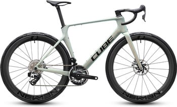 Ein CUBE Rennrad mit Carbonfelgen und Scheibenbremsen.