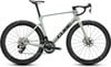 Ein CUBE Rennrad mit Carbonfelgen und Scheibenbremsen.