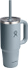 Blauer Hydro Flask Thermobecher mit Strohhalm und Henkel.