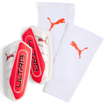 Fußballschienbeinschoner Puma Ultra mit weißen Ärmeln und orangefarbenem Logo.