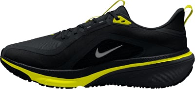 Schwarzer Nike Laufschuh mit auffälligen gelben Details und Logo.