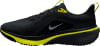 Schwarzer Nike Laufschuh mit auffälligen gelben Details und Logo.