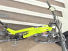 Ein grünes E-Bike mit Digitalanzeige am Lenker steht auf einer Treppe.