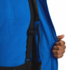 Detail einer blauen Jacke mit schwarzen Trägern und Reißverschlusstasche.