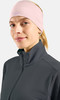 Eine Frau mit einem hellrosa Stirnband und einer dunkelgrauen Jacke mit Muster.