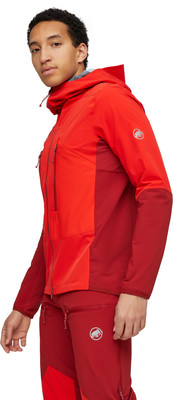 Ein Mann in einer roten Jacke und Hose mit Mammut-Logo. Ein Mann in einer roten Jacke und Hose mit Mammut-Logo.