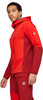 Ein Mann in einer roten Jacke und Hose mit Mammut-Logo.