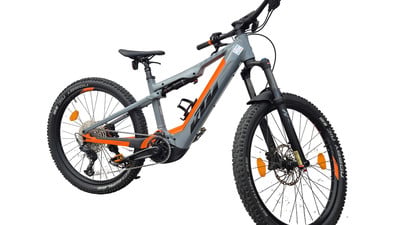 Graues KTM E-Bike mit orangefarbenen Details und Federung. Graues KTM E-Bike mit orangefarbenen Details und Federung.