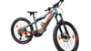 Graues KTM E-Bike mit orangefarbenen Details und Federung.