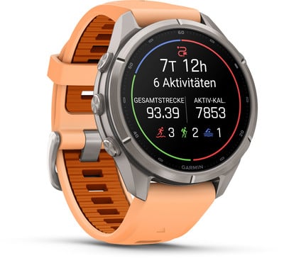 Eine Garmin-Uhr mit orangefarbenem Armband und einem Aktivitätsdisplay. Eine Garmin-Uhr mit orangefarbenem Armband und einem Aktivitätsdisplay.