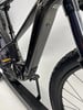Rahmendetail eines E-Bikes mit Gabel und Vorderrad.