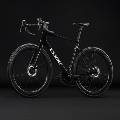 Schwarzes Cube Rennrad mit Scheibenbremsen und Carbonrahmen. Schwarzes Cube Rennrad mit Scheibenbremsen und Carbonrahmen.