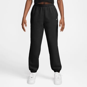 Černé tepláky Nike s bílým logem a bílými teniskami.