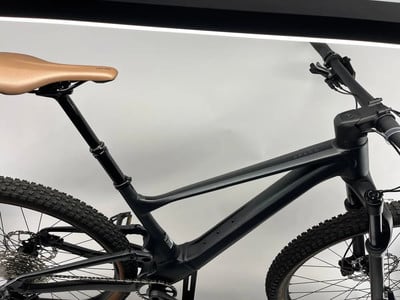 Schwarzes Scott Spark Mountainbike mit braunem Sattel und detailreichem Rahmen. Schwarzes Scott Spark Mountainbike mit braunem Sattel und detailreichem Rahmen.