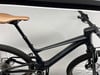 Schwarzes Scott Spark Mountainbike mit braunem Sattel und detailreichem Rahmen.