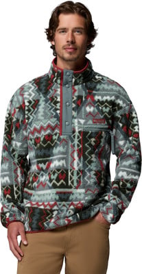 Ein Mann in einem bunten Fleece-Pullover mit geometrischem Muster und Druckknöpfen. Ein Mann in einem bunten Fleece-Pullover mit geometrischem Muster und Druckknöpfen.