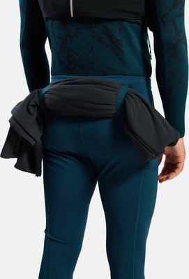 Rückansicht eines Mannes in dunkelblauer Leggings, mit schwarzer Jacke um die Taille gebunden. Rückansicht eines Mannes in dunkelblauer Leggings, mit schwarzer Jacke um die Taille gebunden.