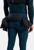 Rückansicht eines Mannes in dunkelblauer Leggings, mit schwarzer Jacke um die Taille gebunden.